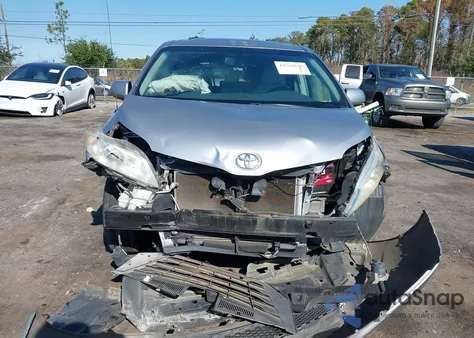 2012 Toyota Sienna Xle V6 8 Passenger z USA, uszkodzony, nr VIN 5TDYK3DC7CS203553
